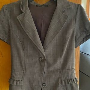 Short sleeved buttoned blazer